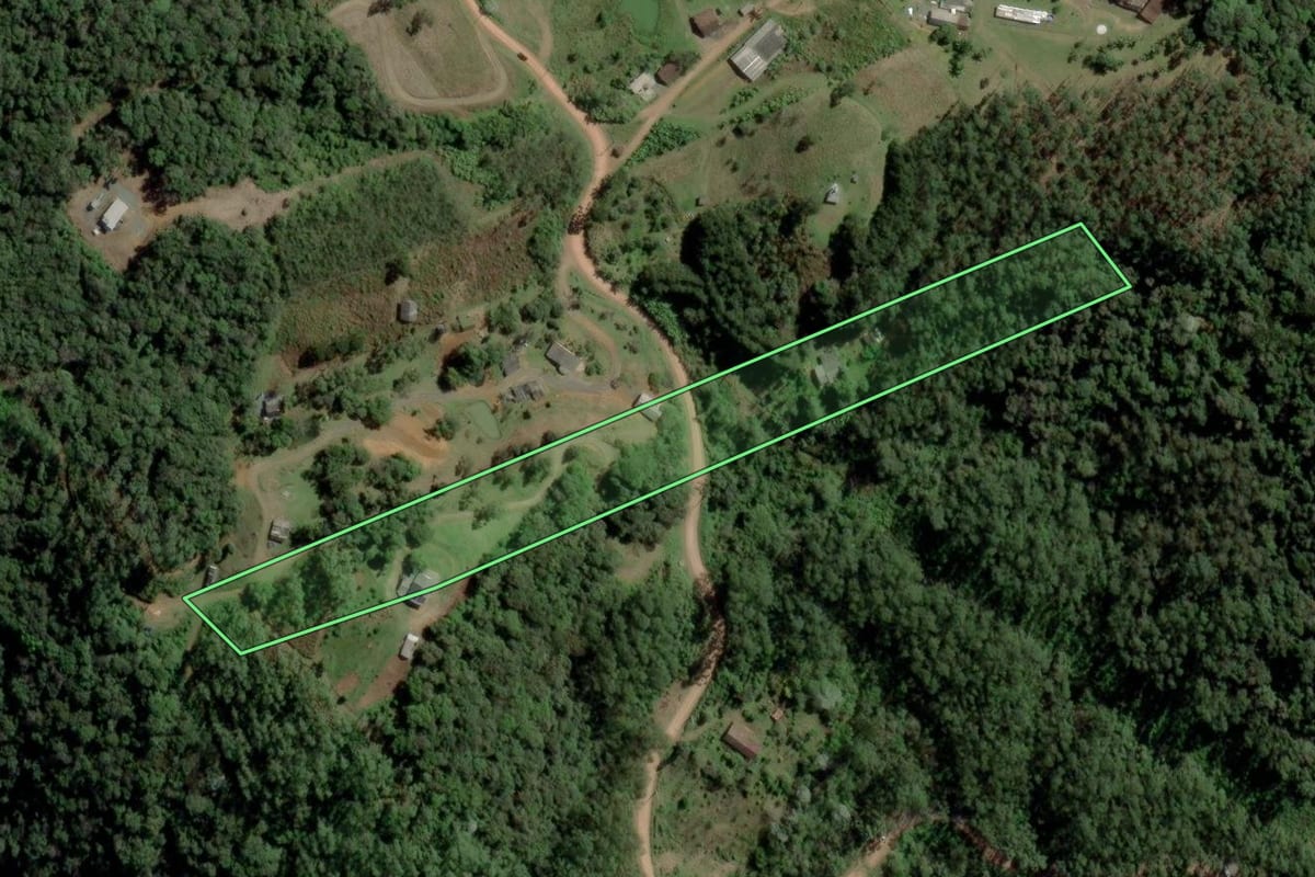 Imagem de satélite do imóvel rural em Rio dos Cedros (SC), com o contorno declarado no CAR desenhado por cima.