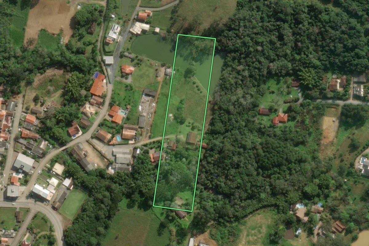 Imagem de satélite do imóvel rural em Rio do Sul (SC), com o contorno declarado no CAR desenhado por cima.