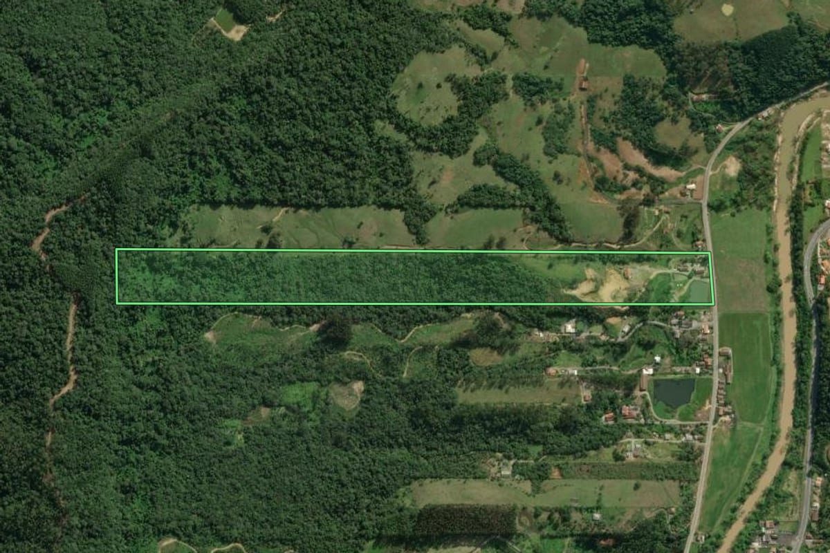 Imagem de satélite do imóvel rural em Rio do Sul (SC), com o contorno declarado no CAR desenhado por cima.