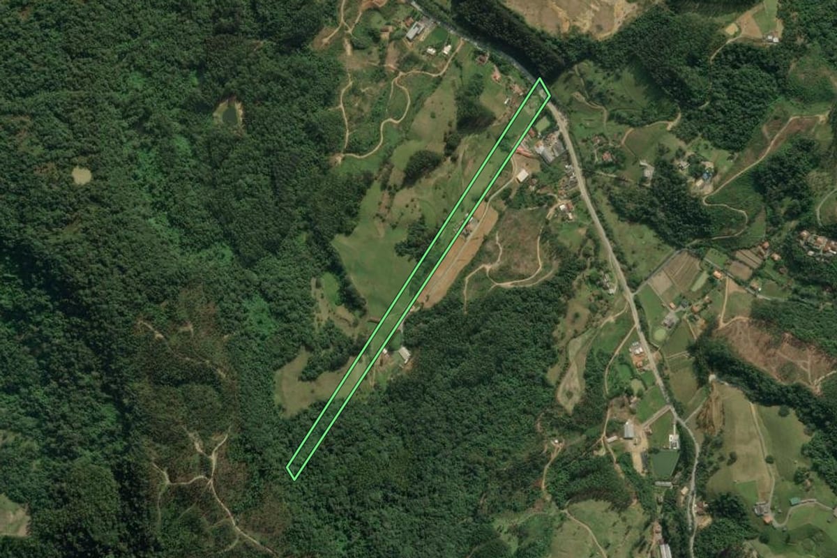 Imagem de satélite do imóvel rural em Rio do Sul (SC), com o contorno declarado no CAR desenhado por cima.