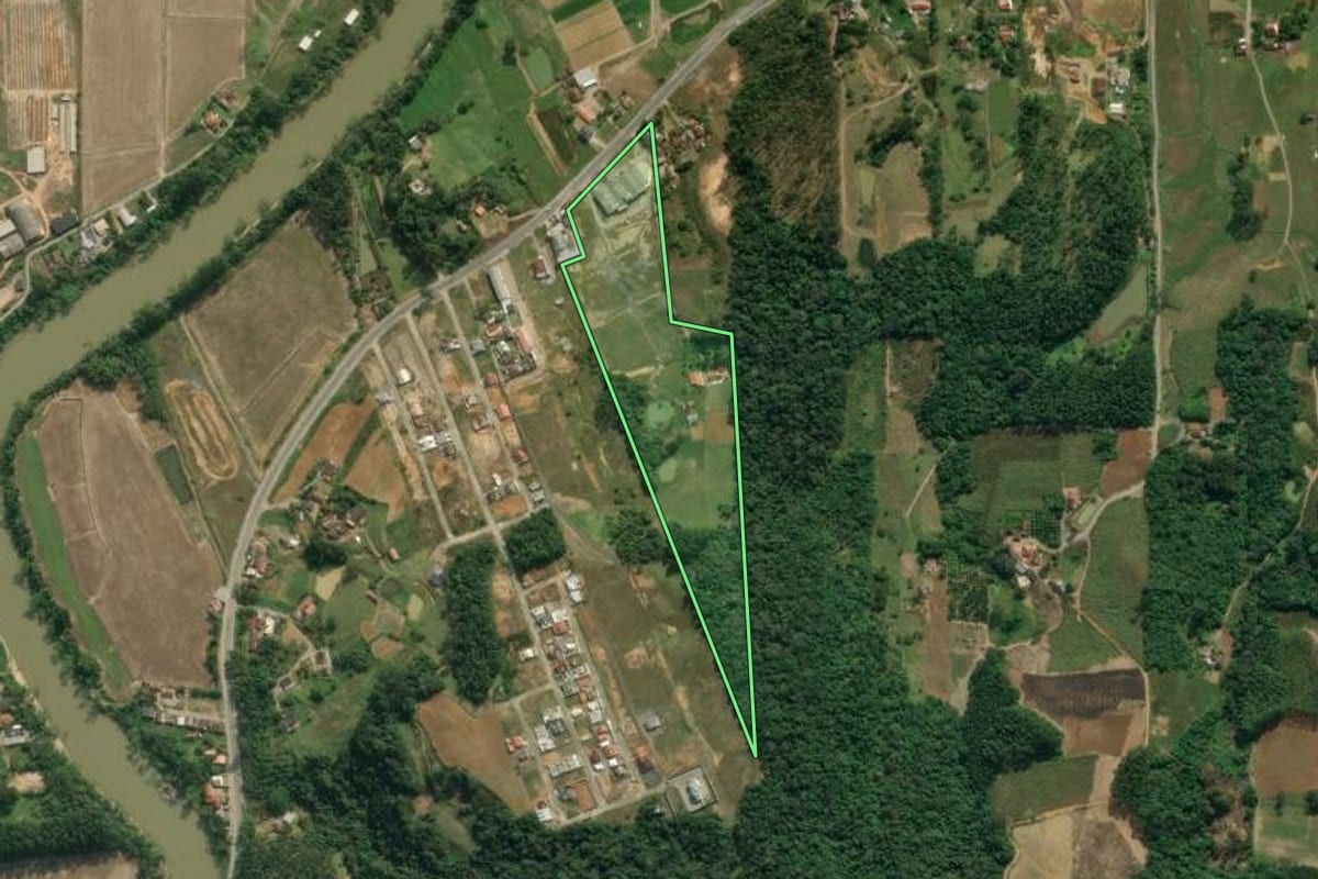 Imagem de satélite do imóvel rural em Rio do Sul (SC), com o contorno declarado no CAR desenhado por cima.