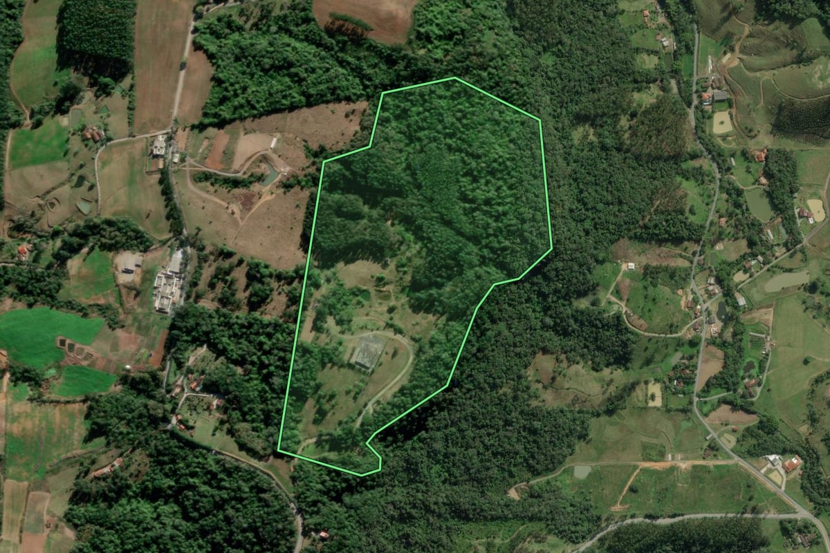 Imagem de satélite do imóvel rural em Rio do Sul (SC), com o contorno declarado no CAR desenhado por cima.