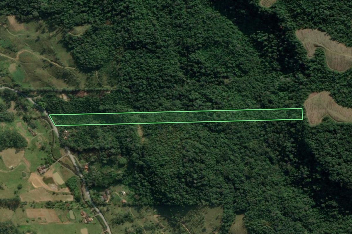 Imagem de satélite do imóvel rural em Rio do Sul (SC), com o contorno declarado no CAR desenhado por cima.