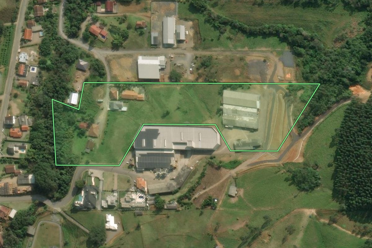 Imagem de satélite do imóvel rural em Rio do Sul (SC), com o contorno declarado no CAR desenhado por cima.