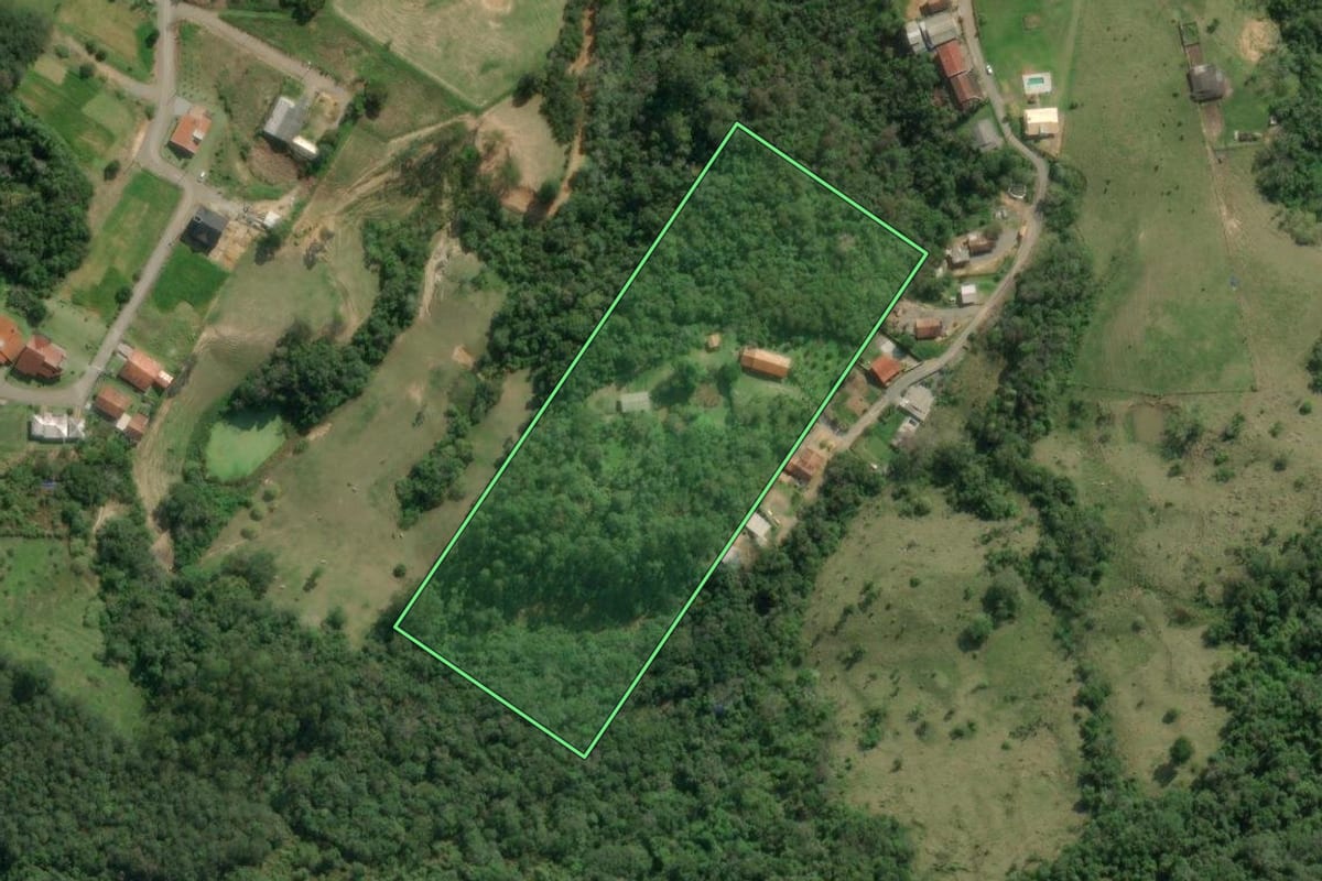Imagem de satélite do imóvel rural em Rio do Sul (SC), com o contorno declarado no CAR desenhado por cima.