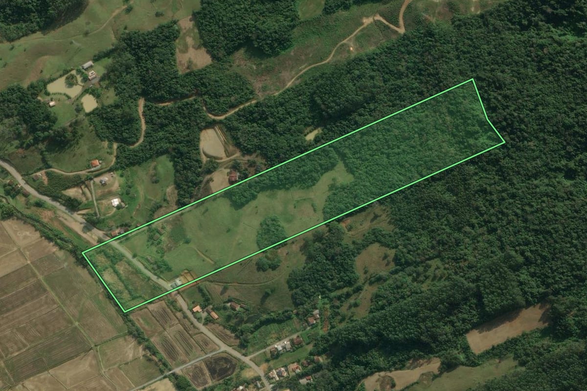 Imagem de satélite do imóvel rural em Rio do Sul (SC), com o contorno declarado no CAR desenhado por cima.