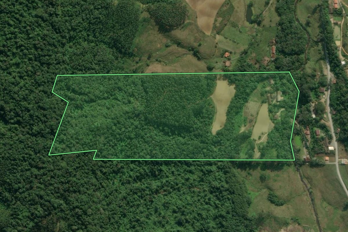 Imagem de satélite do imóvel rural em Rio do Sul (SC), com o contorno declarado no CAR desenhado por cima.