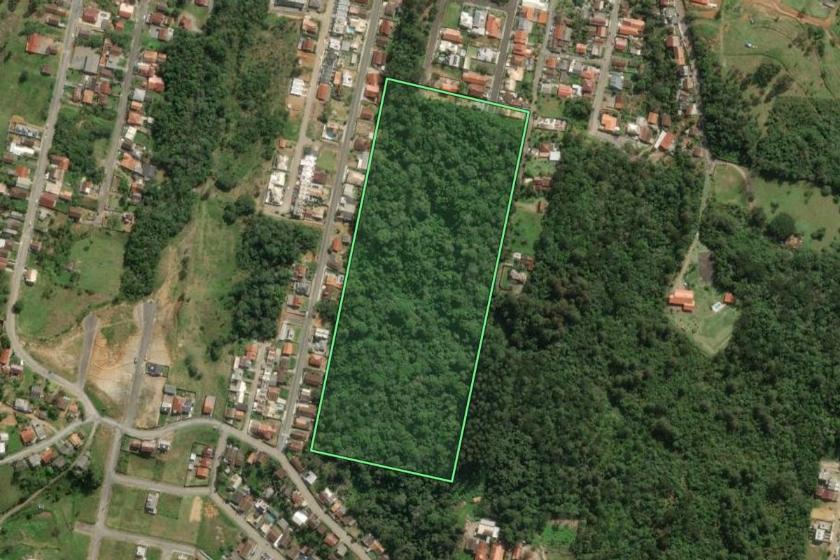 Imagem de satélite do imóvel rural em Rio do Sul (SC), com o contorno declarado no CAR desenhado por cima.