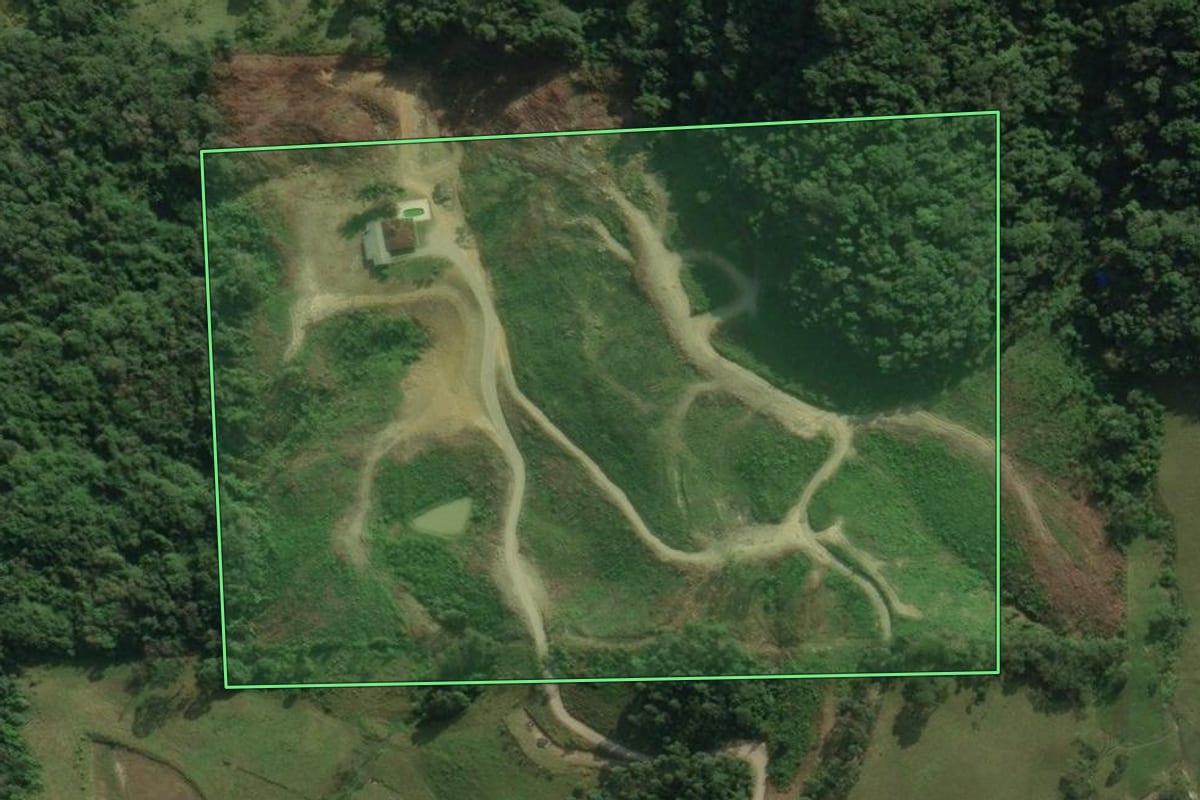 Imagem de satélite do imóvel rural em Rio do Sul (SC), com o contorno declarado no CAR desenhado por cima.