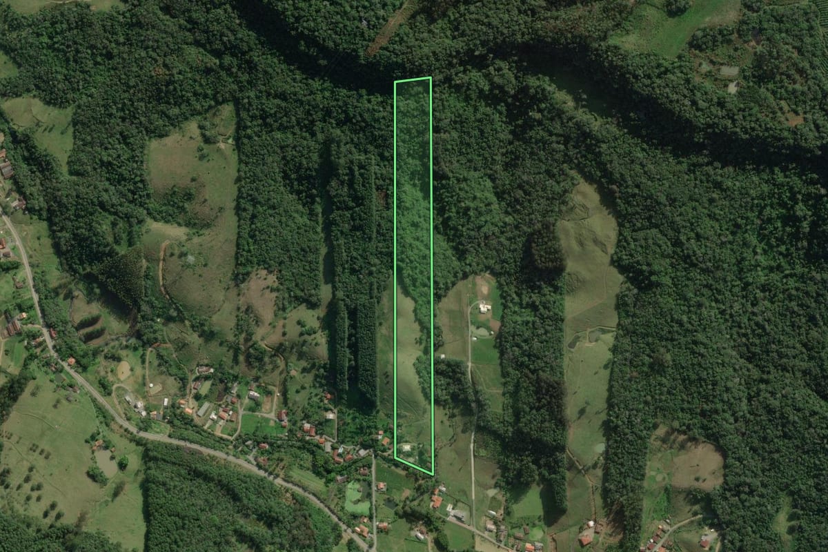 Imagem de satélite do imóvel rural em Rio do Sul (SC), com o contorno declarado no CAR desenhado por cima.