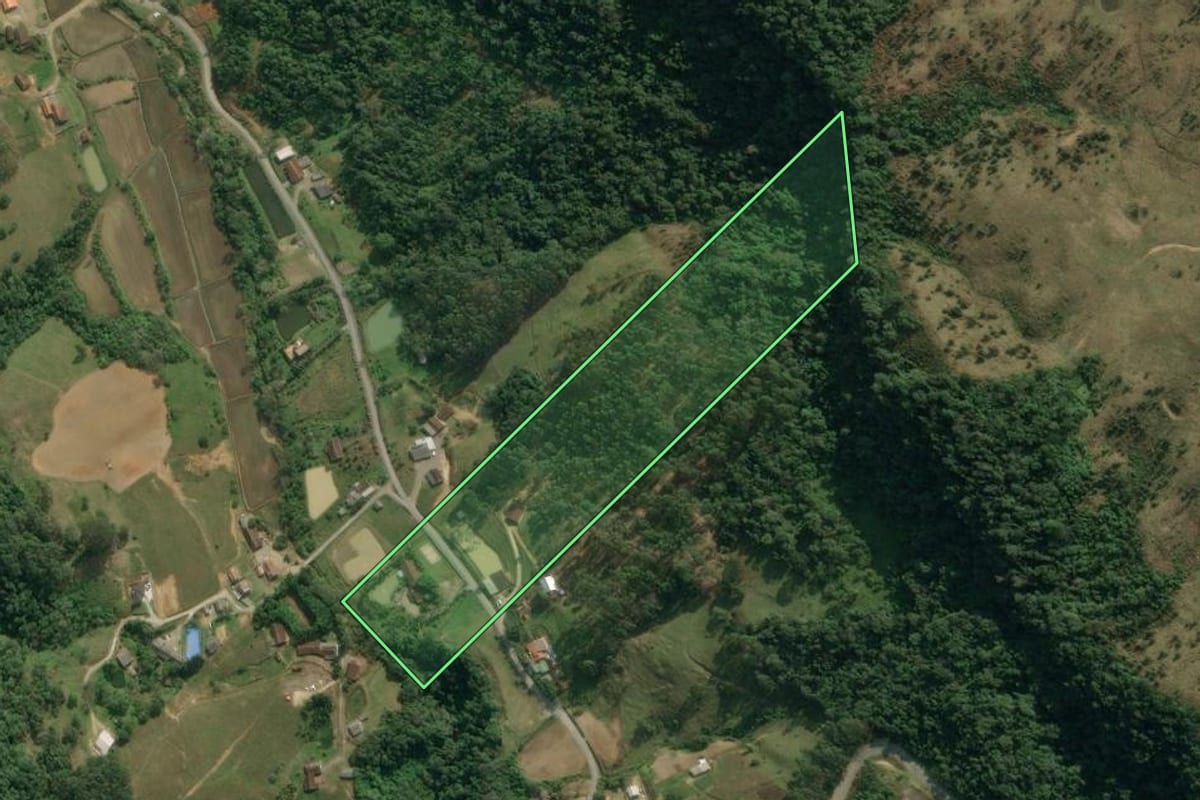 Imagem de satélite do imóvel rural em Rio do Sul (SC), com o contorno declarado no CAR desenhado por cima.