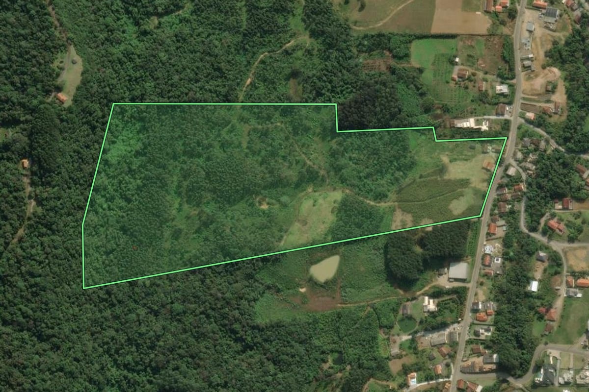 Imagem de satélite do imóvel rural em Rio do Sul (SC), com o contorno declarado no CAR desenhado por cima.