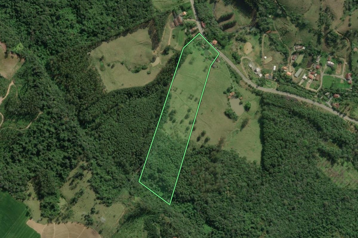 Imagem de satélite do imóvel rural em Rio do Sul (SC), com o contorno declarado no CAR desenhado por cima.