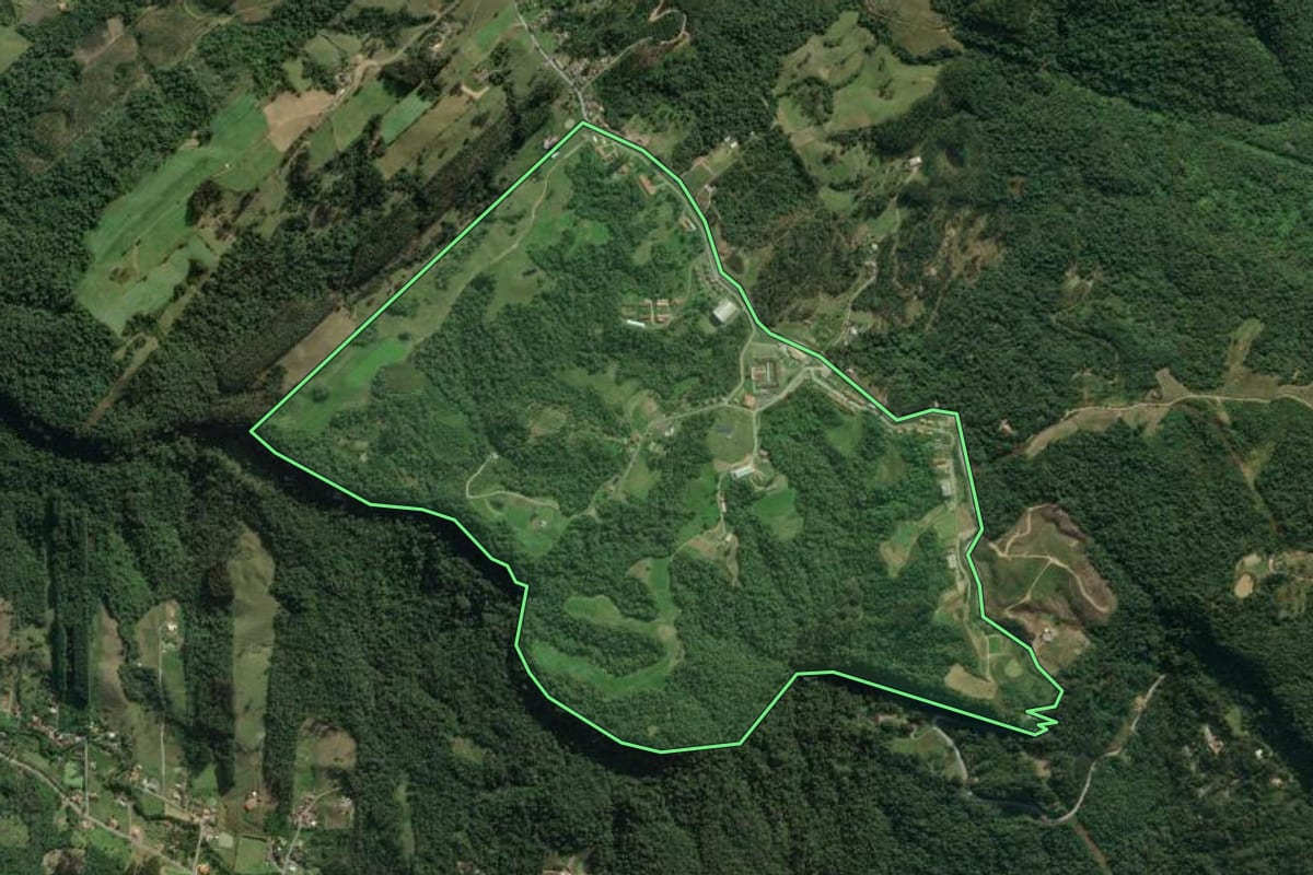 Imagem de satélite do imóvel rural em Rio do Sul (SC), com o contorno declarado no CAR desenhado por cima.