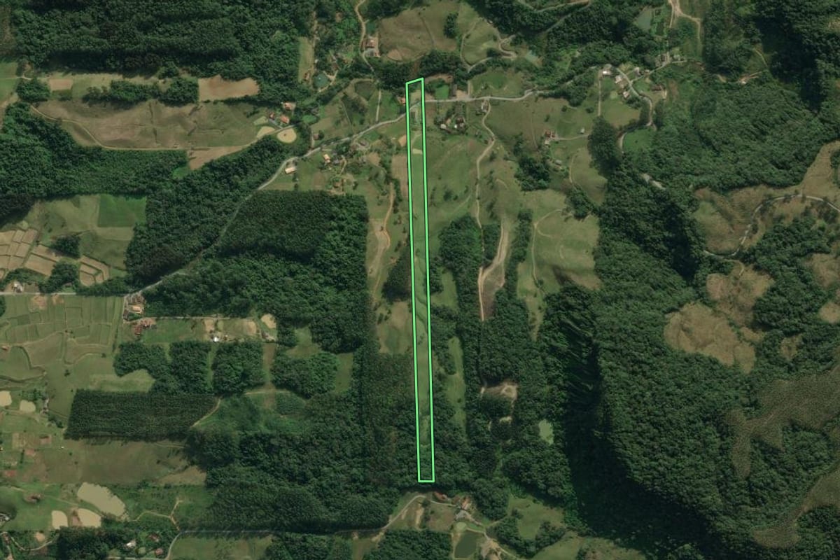 Imagem de satélite do imóvel rural em Rio do Sul (SC), com o contorno declarado no CAR desenhado por cima.