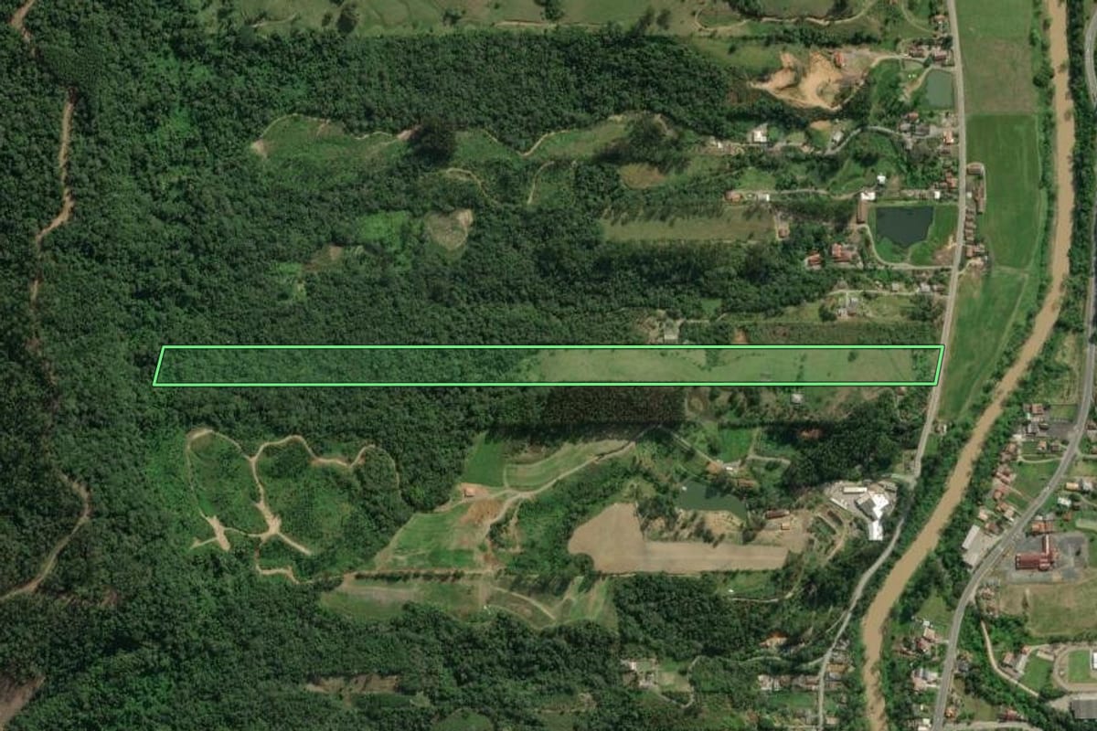 Imagem de satélite do imóvel rural em Rio do Sul (SC), com o contorno declarado no CAR desenhado por cima.