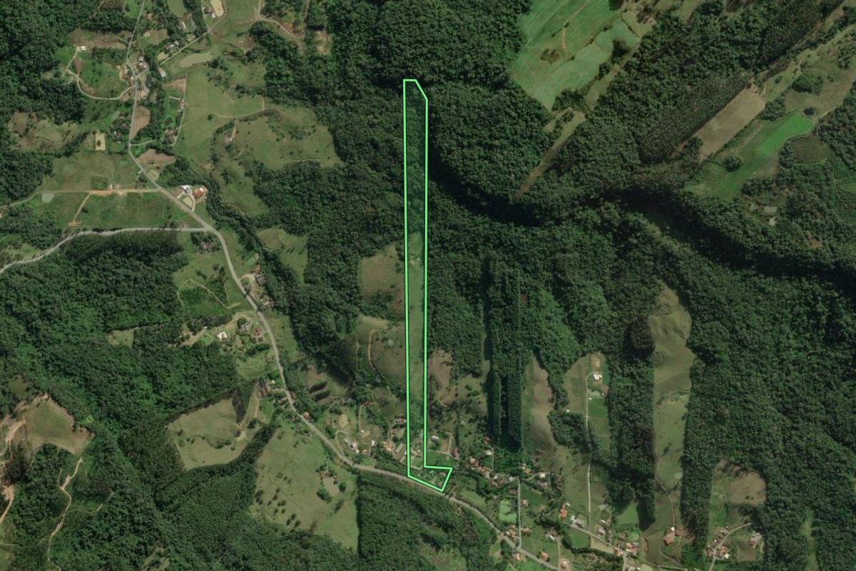 Imagem de satélite do imóvel rural em Rio do Sul (SC), com o contorno declarado no CAR desenhado por cima.