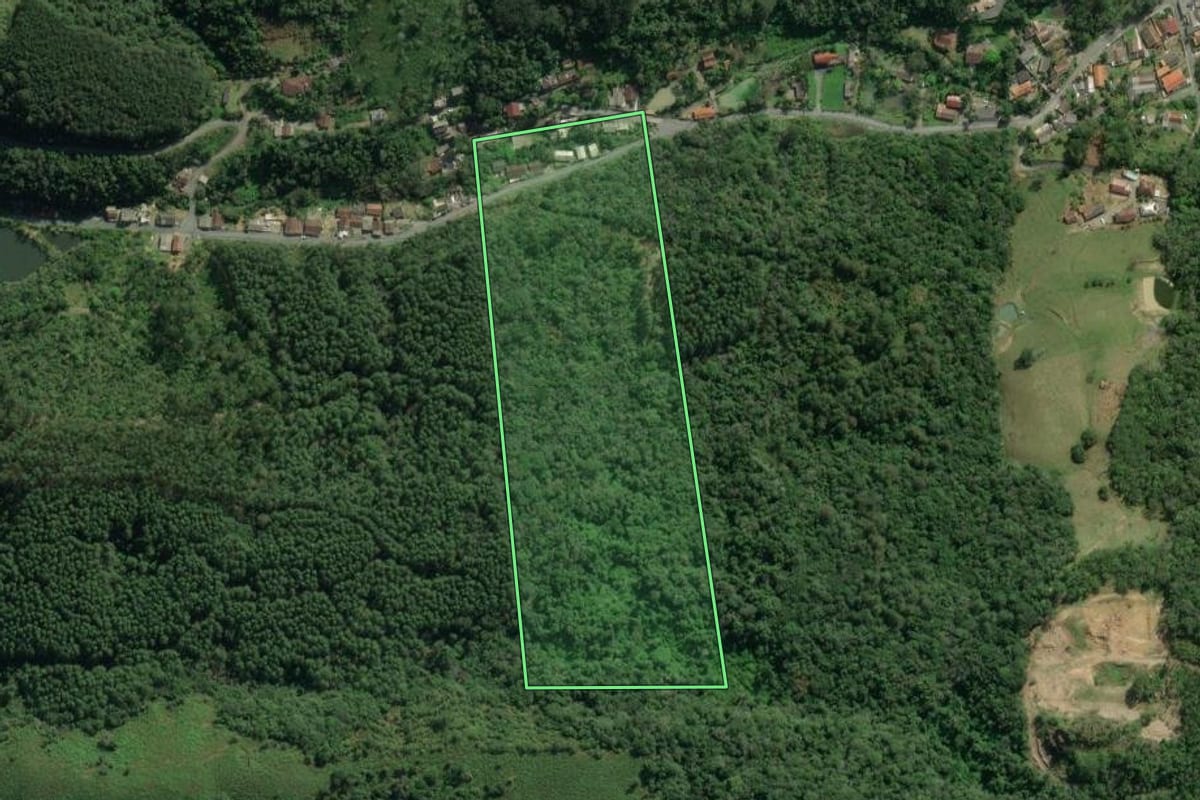 Imagem de satélite do imóvel rural em Rio do Sul (SC), com o contorno declarado no CAR desenhado por cima.