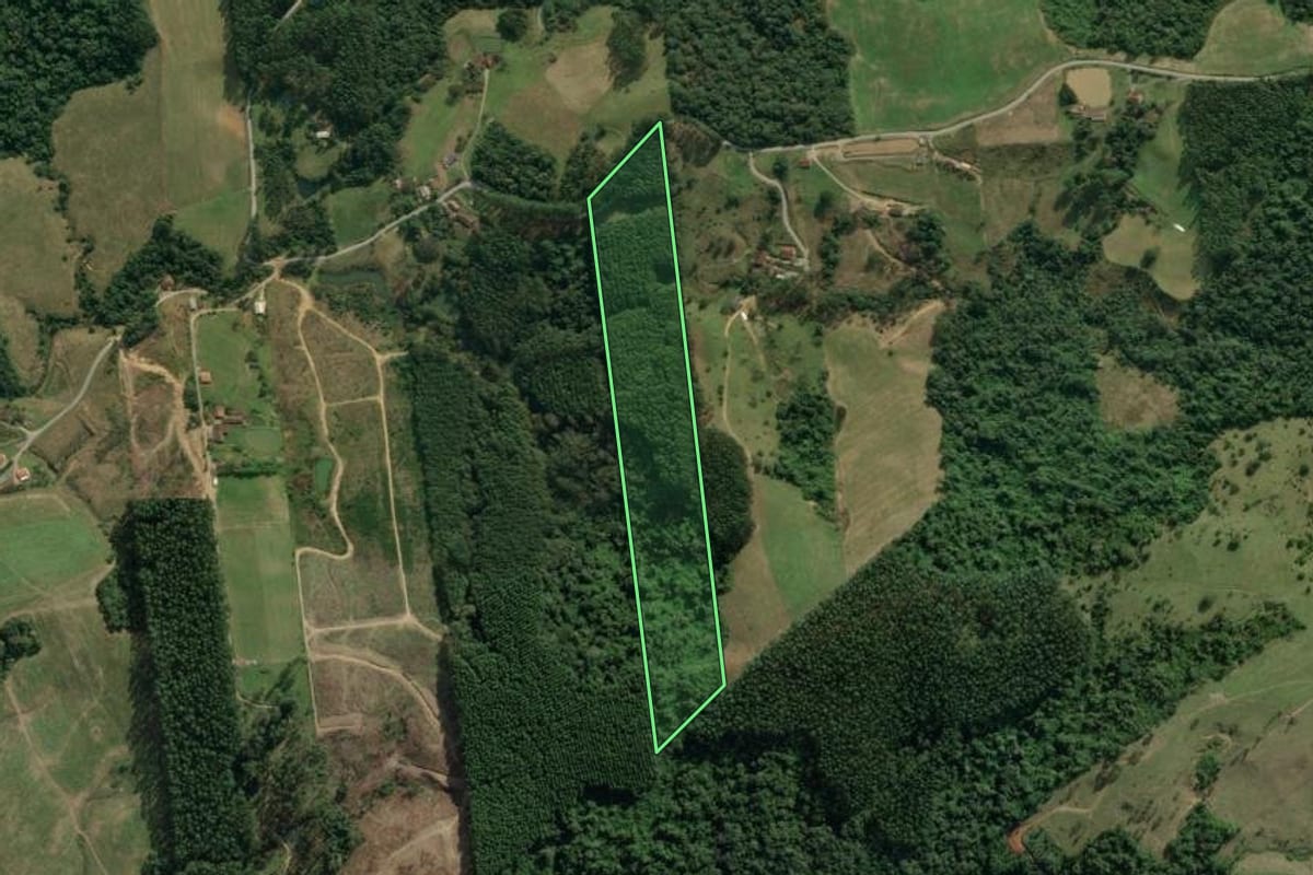Imagem de satélite do imóvel rural em Rio do Sul (SC), com o contorno declarado no CAR desenhado por cima.