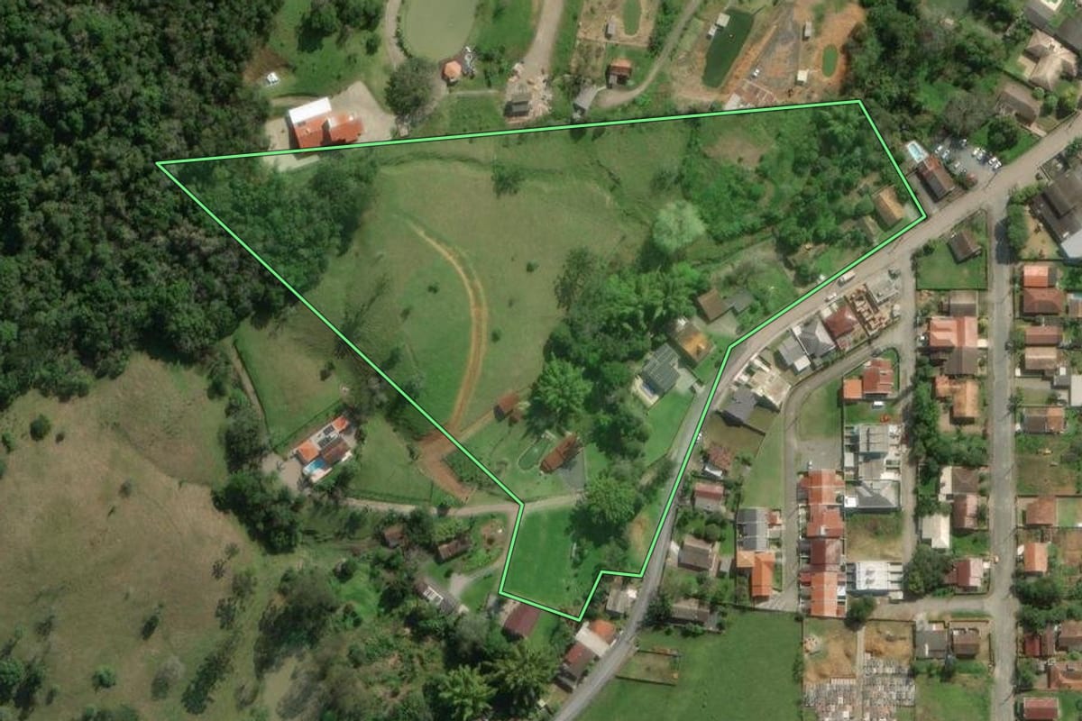 Imagem de satélite do imóvel rural em Rio do Sul (SC), com o contorno declarado no CAR desenhado por cima.