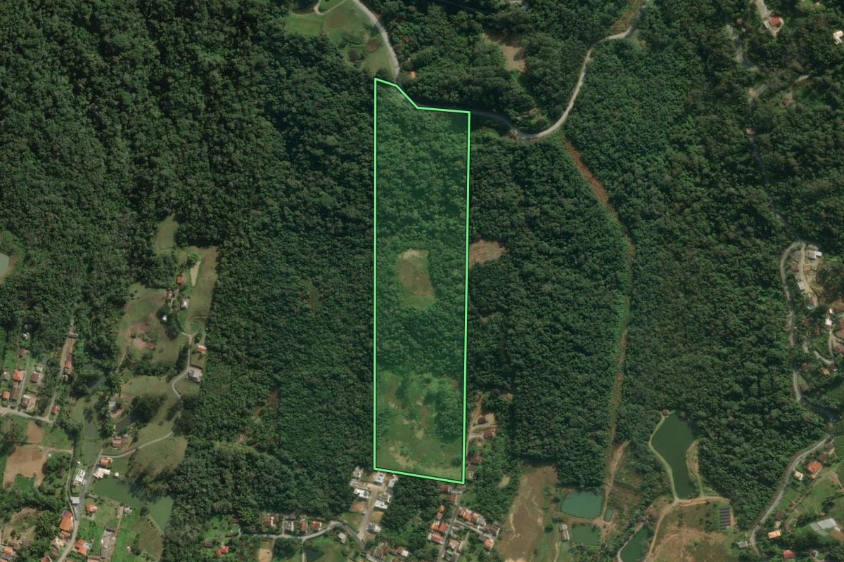Imagem de satélite do imóvel rural em Rio do Sul (SC), com o contorno declarado no CAR desenhado por cima.