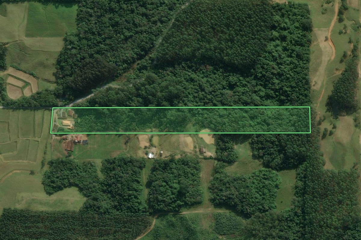 Imagem de satélite do imóvel rural em Rio do Sul (SC), com o contorno declarado no CAR desenhado por cima.