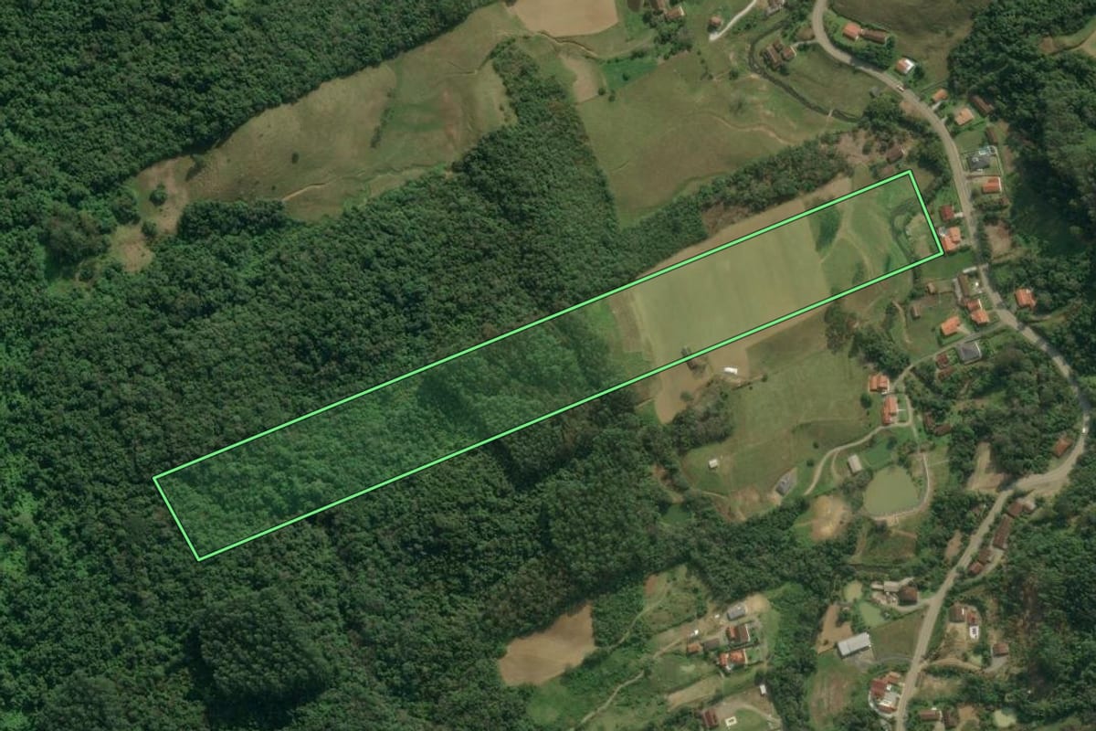 Imagem de satélite do imóvel rural em Rio do Sul (SC), com o contorno declarado no CAR desenhado por cima.