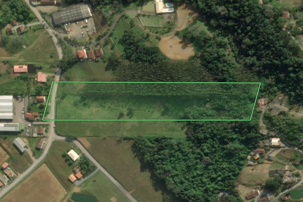 Imagem de satélite do imóvel rural em Rio do Sul (SC), com o contorno declarado no CAR desenhado por cima.