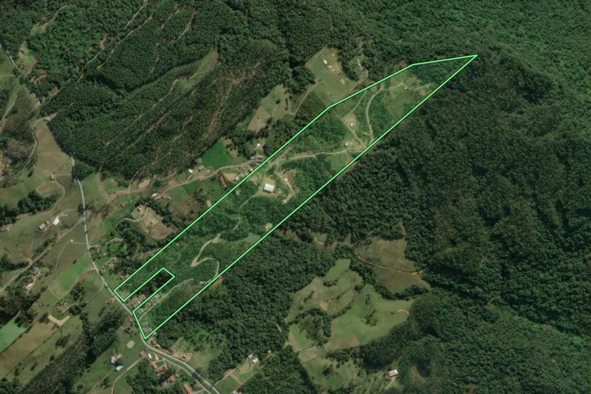 Imagem de satélite do imóvel rural em Rio do Sul (SC), com o contorno declarado no CAR desenhado por cima.
