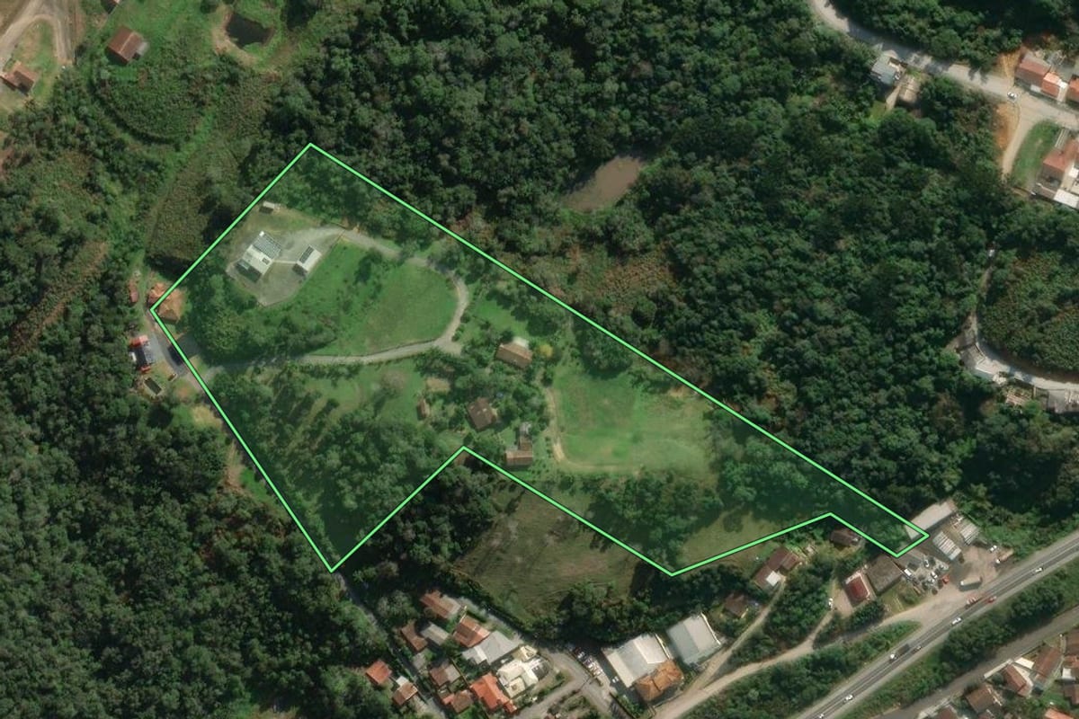 Imagem de satélite do imóvel rural em Rio do Sul (SC), com o contorno declarado no CAR desenhado por cima.