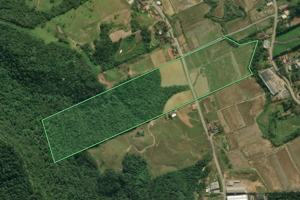Imagem de satélite do imóvel rural em Rio do Sul (SC), com o contorno declarado no CAR desenhado por cima.