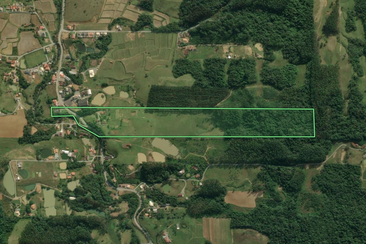 Imagem de satélite do imóvel rural em Rio do Sul (SC), com o contorno declarado no CAR desenhado por cima.