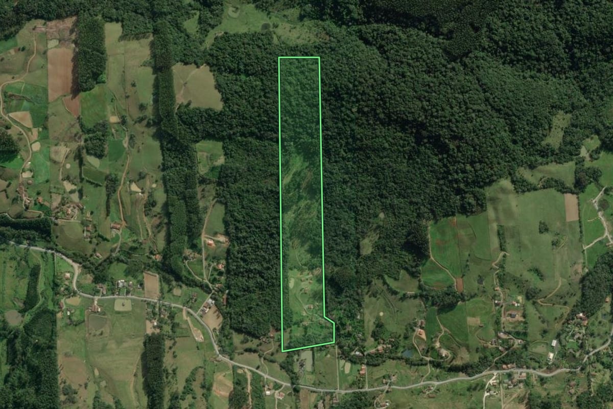 Imagem de satélite do imóvel rural em Rio do Sul (SC), com o contorno declarado no CAR desenhado por cima.