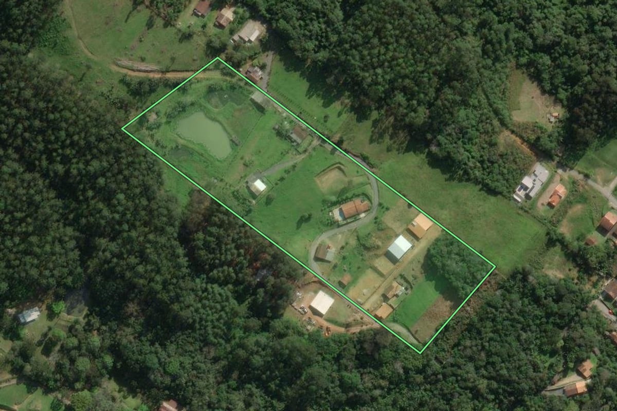 Imagem de satélite do imóvel rural em Rio do Sul (SC), com o contorno declarado no CAR desenhado por cima.