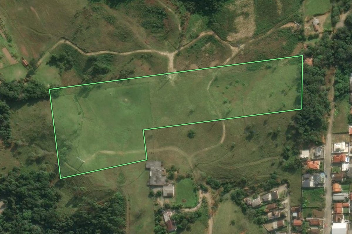 Imagem de satélite do imóvel rural em Rio do Sul (SC), com o contorno declarado no CAR desenhado por cima.