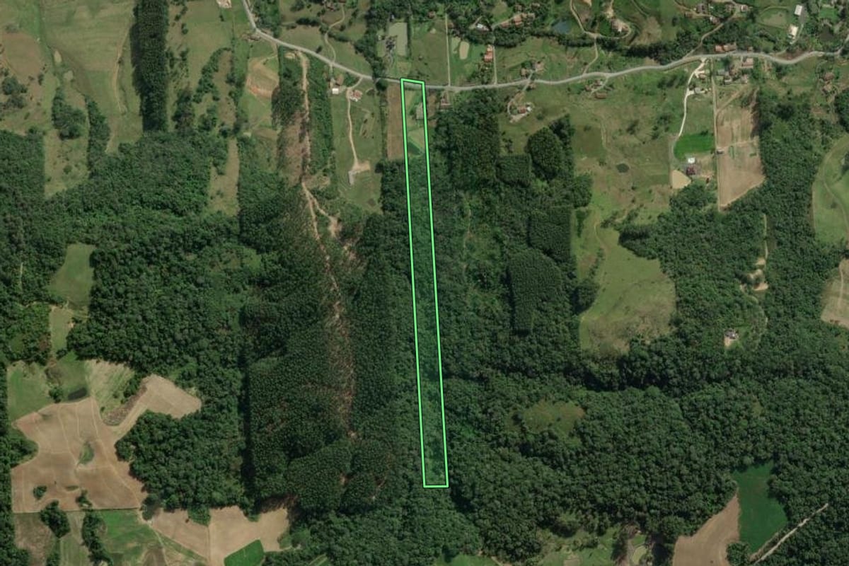Imagem de satélite do imóvel rural em Rio do Sul (SC), com o contorno declarado no CAR desenhado por cima.