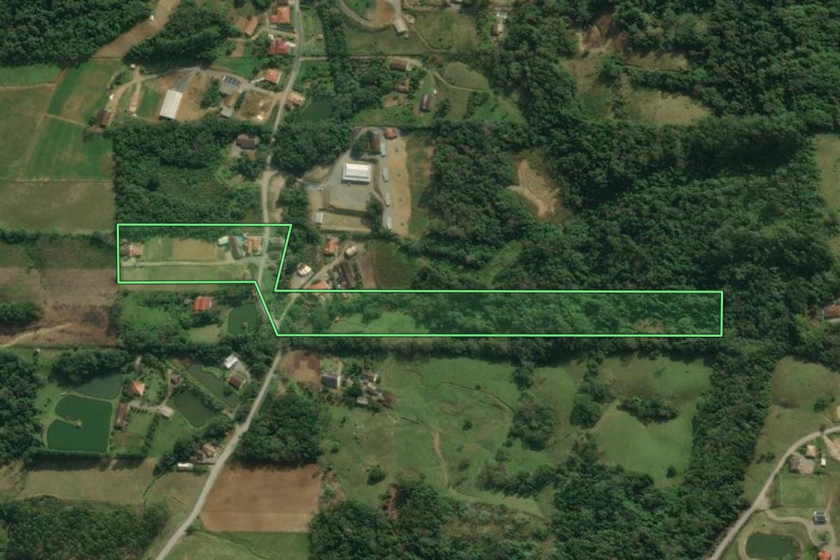 Imagem de satélite do imóvel rural em Rio do Sul (SC), com o contorno declarado no CAR desenhado por cima.