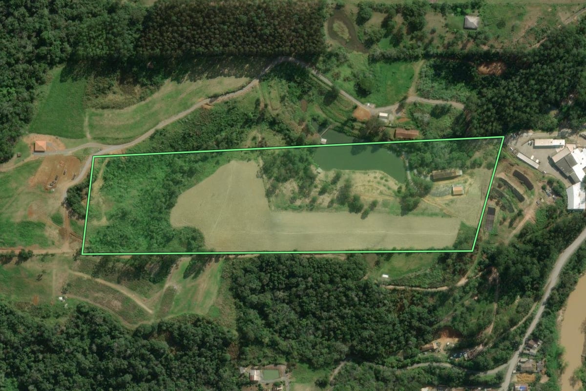 Imagem de satélite do imóvel rural em Rio do Sul (SC), com o contorno declarado no CAR desenhado por cima.