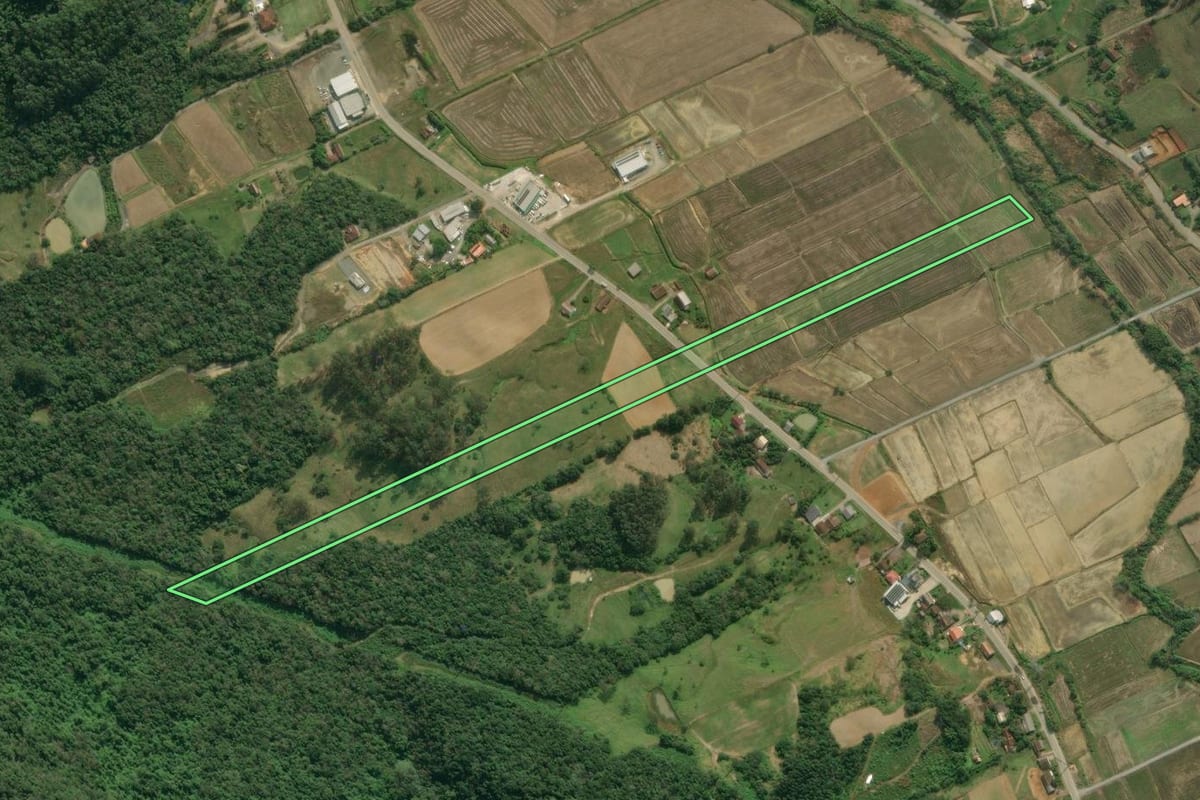 Imagem de satélite do imóvel rural em Rio do Sul (SC), com o contorno declarado no CAR desenhado por cima.
