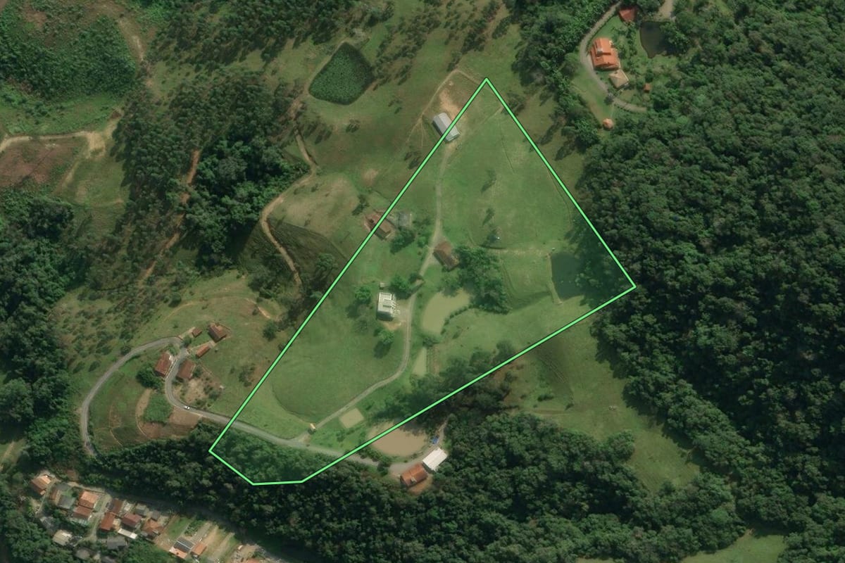 Imagem de satélite do imóvel rural em Rio do Sul (SC), com o contorno declarado no CAR desenhado por cima.