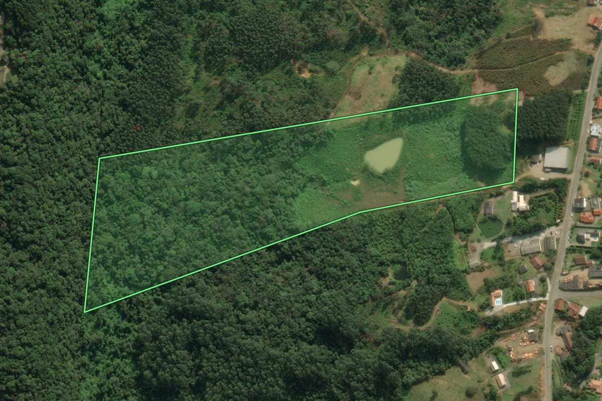 Imagem de satélite do imóvel rural em Rio do Sul (SC), com o contorno declarado no CAR desenhado por cima.