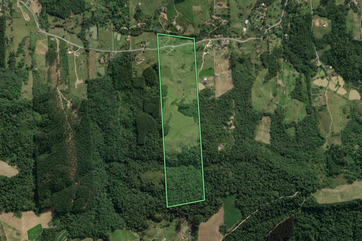 Imagem de satélite do imóvel rural em Rio do Sul (SC), com o contorno declarado no CAR desenhado por cima.