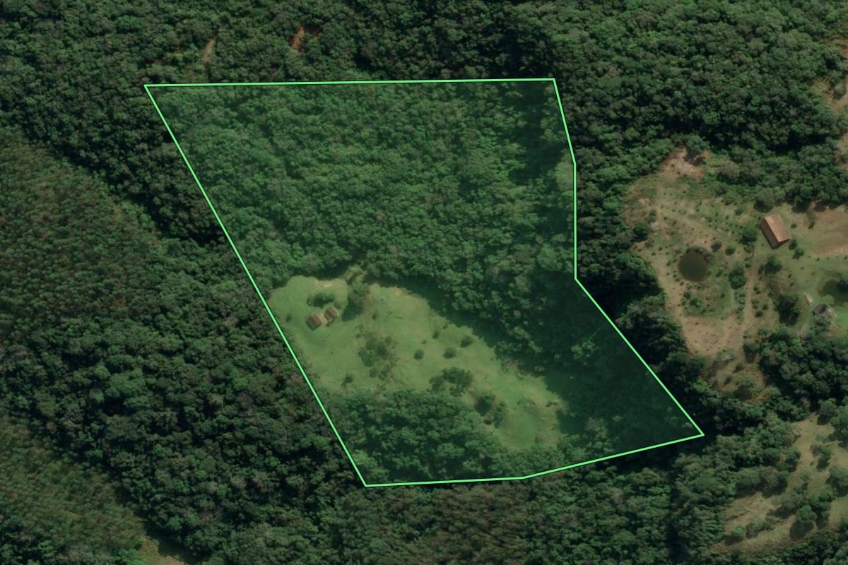 Imagem de satélite do imóvel rural em Rio do Sul (SC), com o contorno declarado no CAR desenhado por cima.