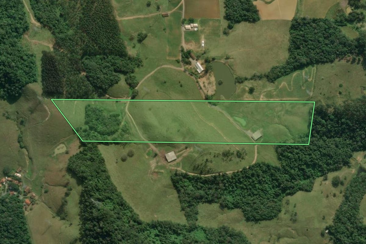 Imagem de satélite do imóvel rural em Rio do Sul (SC), com o contorno declarado no CAR desenhado por cima.