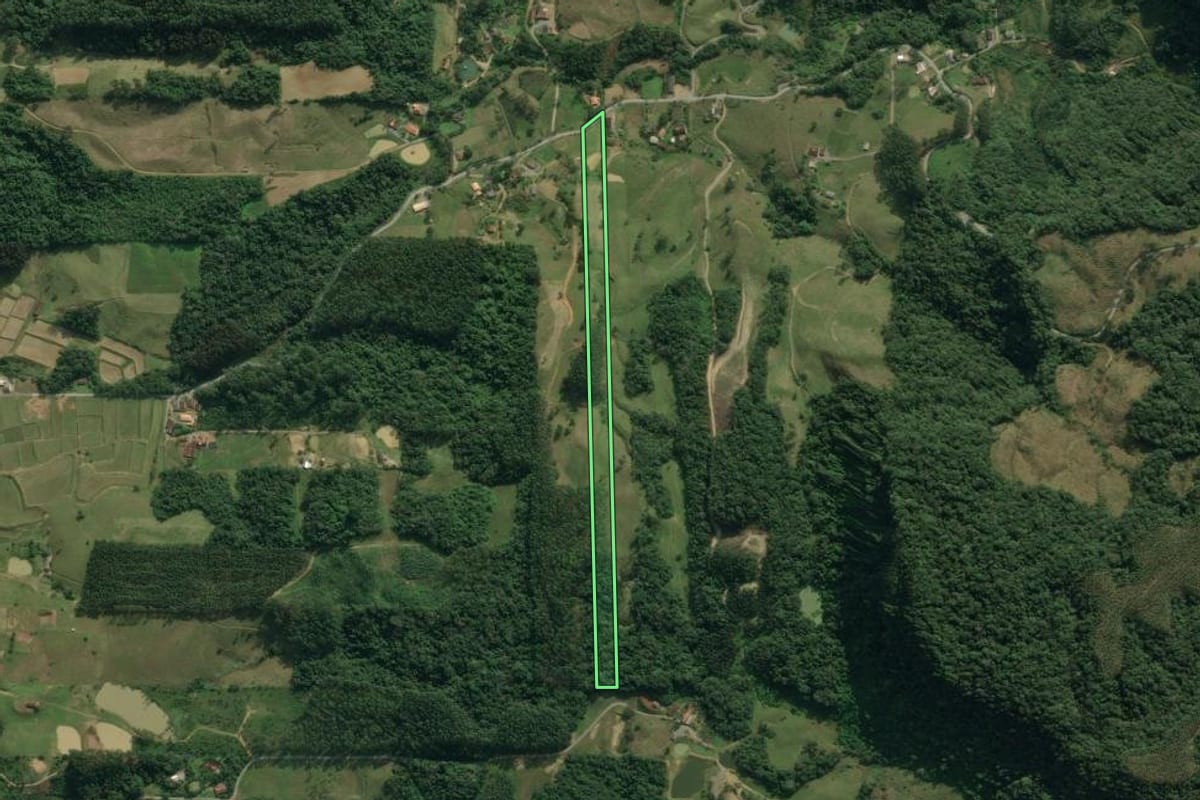 Imagem de satélite do imóvel rural em Rio do Sul (SC), com o contorno declarado no CAR desenhado por cima.