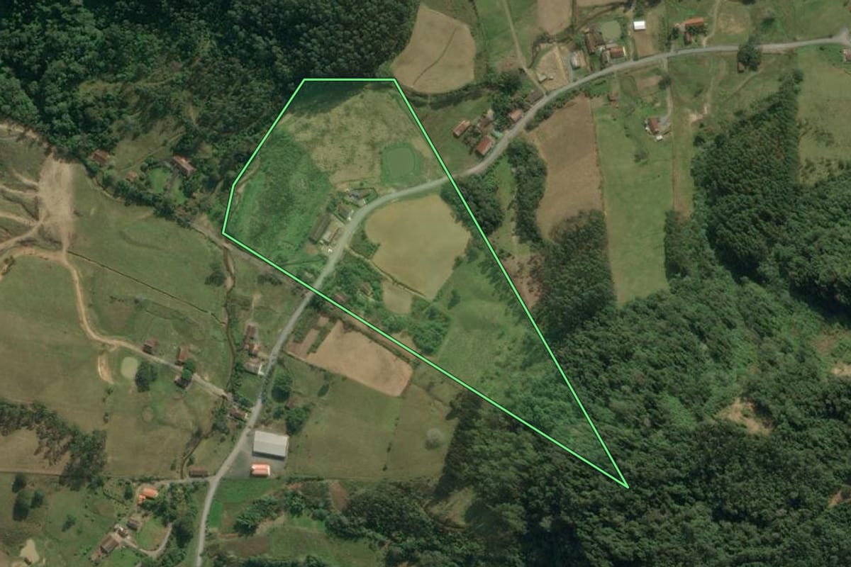 Imagem de satélite do imóvel rural em Rio do Sul (SC), com o contorno declarado no CAR desenhado por cima.
