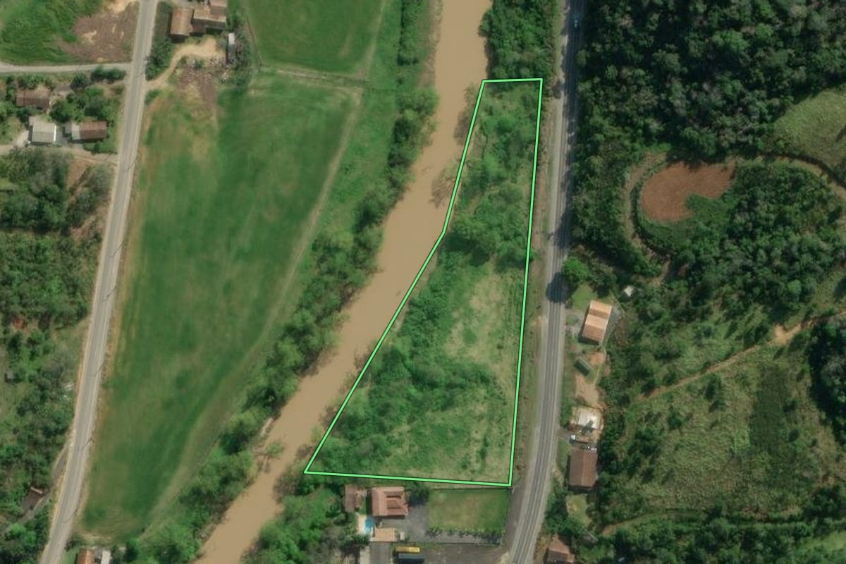Imagem de satélite do imóvel rural em Rio do Sul (SC), com o contorno declarado no CAR desenhado por cima.