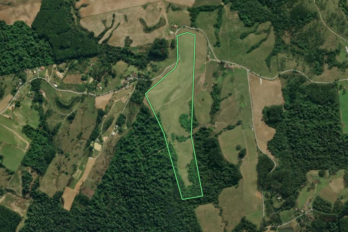 Imagem de satélite do imóvel rural em Rio do Sul (SC), com o contorno declarado no CAR desenhado por cima.