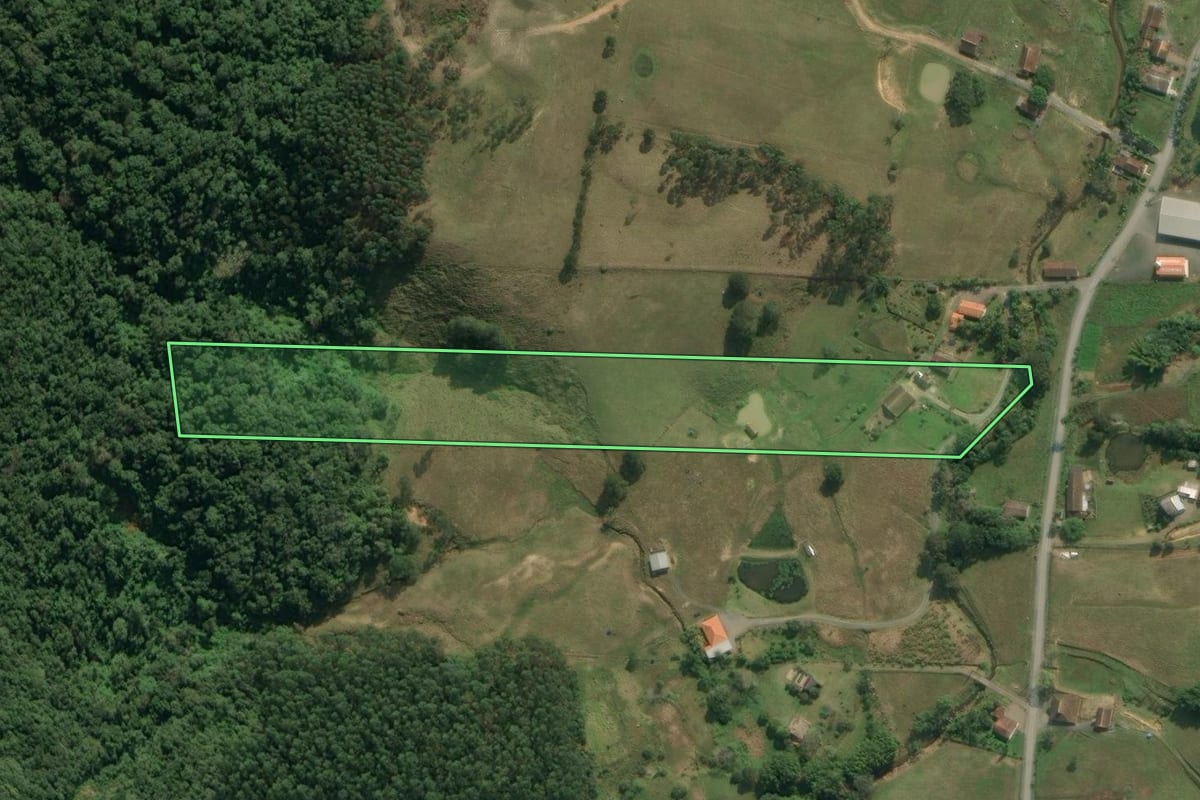 Imagem de satélite do imóvel rural em Rio do Sul (SC), com o contorno declarado no CAR desenhado por cima.
