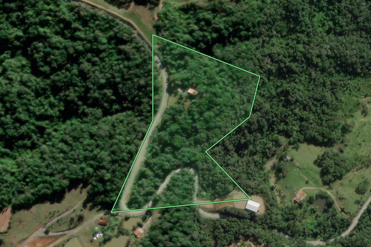 Imagem de satélite do imóvel rural em Rio do Sul (SC), com o contorno declarado no CAR desenhado por cima.